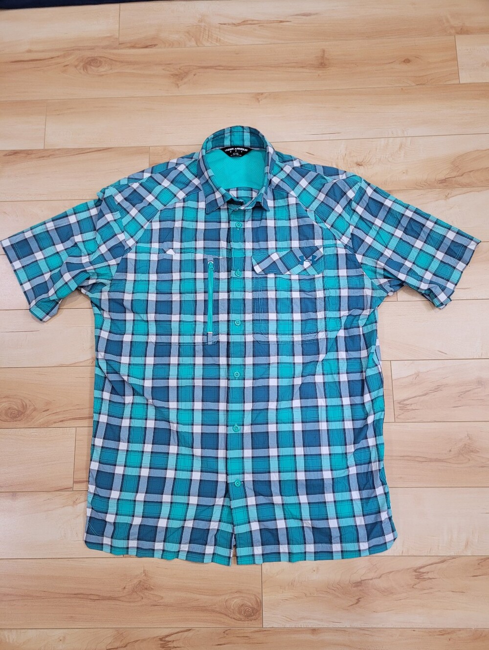 Under Armour men's size medium short sleeve button up shirt